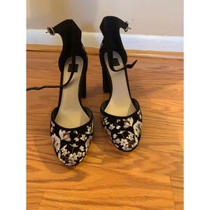 White House Black Market Womens Floral Heels Black